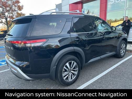 2022 Nissan Pathfinder SL