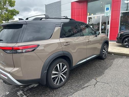 2023 Nissan Pathfinder Platinum