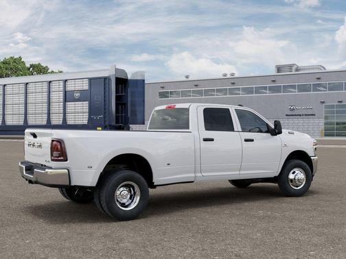 Bright White Clearcoat 2026 RAM 3500 Tradesman Crew Cab 4x4 8' Box