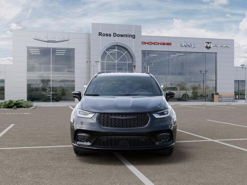 Diamond Black Crystal Pearlcoat 2026 Chrysler Pacifica L