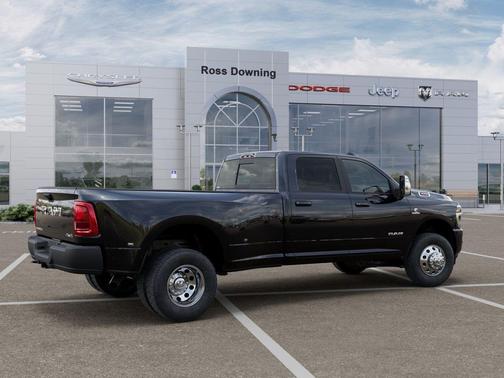 Diamond Black Crystal Pearlcoat 2026 RAM 3500 Laramie Crew Cab 4x4 8' Box