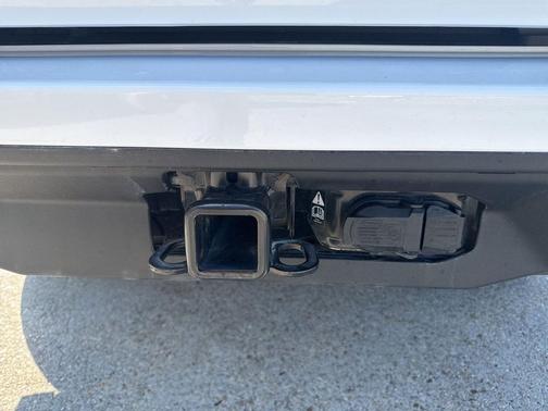 Oxford White 2025 Ford Expedition Active