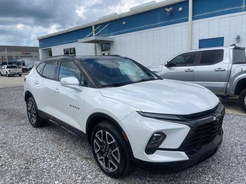 Iridescent Pearl Tricoat 2023 Chevrolet Blazer RS
