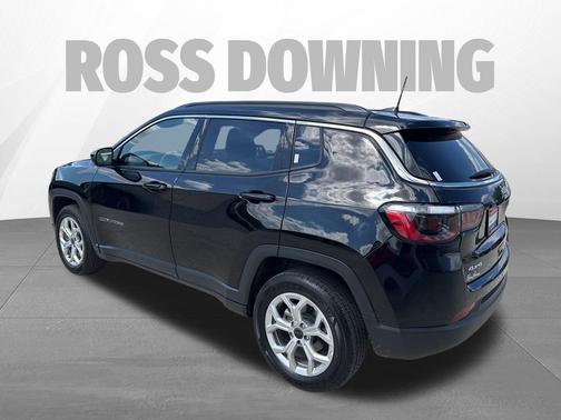 Diamond Black Crystal Pearlcoat 2025 Jeep Compass Latitude