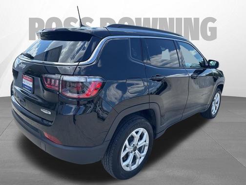 Diamond Black Crystal Pearlcoat 2025 Jeep Compass Latitude