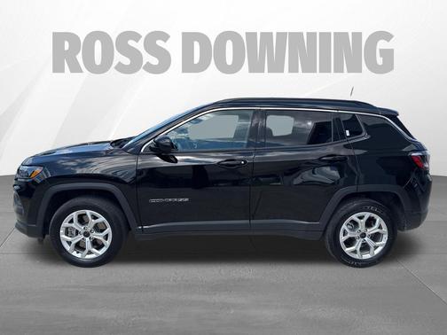 Diamond Black Crystal Pearlcoat 2025 Jeep Compass Latitude