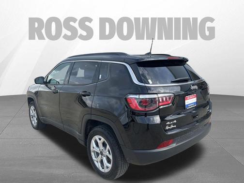 Diamond Black Crystal Pearlcoat 2025 Jeep Compass Latitude