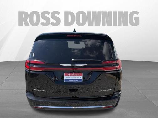 Diamond Black Crystal Pearlcoat 2026 Chrysler Pacifica Limited