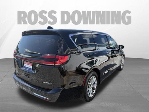 Diamond Black Crystal Pearlcoat 2026 Chrysler Pacifica Limited