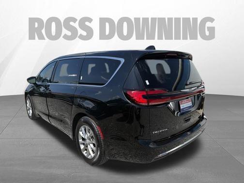 Diamond Black Crystal Pearlcoat 2026 Chrysler Pacifica Limited