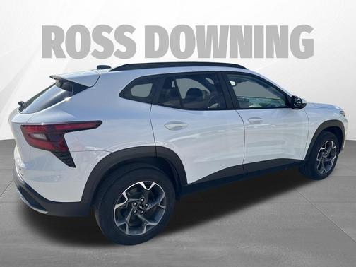 Summit White 2024 Chevrolet Trax LT