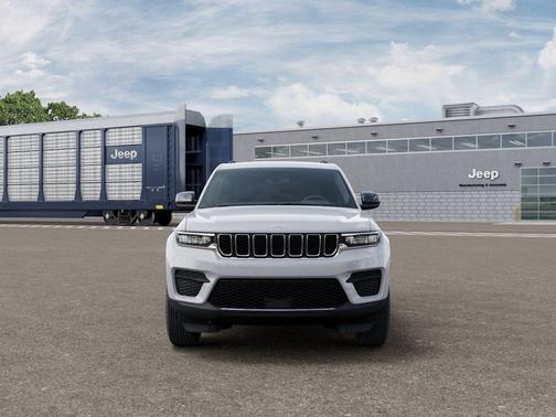 Bright White Clearcoat 2026 Jeep Grand Cherokee Laredo