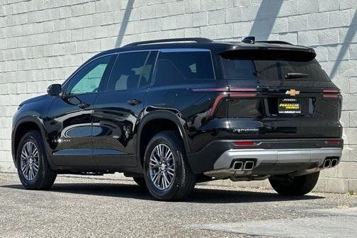 Mosaic Black Metallic 2025 Chevrolet Traverse LT