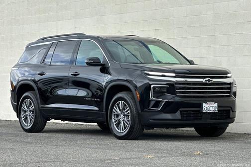 Mosaic Black Metallic 2026 Chevrolet Traverse LT