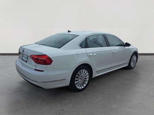 Pure White 2016 Volkswagen Passat 1.8T SE