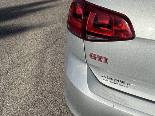 2017 Volkswagen Golf GTI 2.0T SE 4-Door