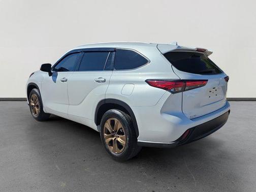 2022 Toyota Highlander Hybrid Bronze Edition