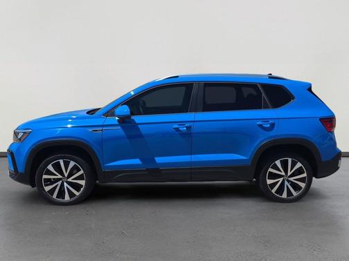 Cornflower Blue 2024 Volkswagen Taos SE