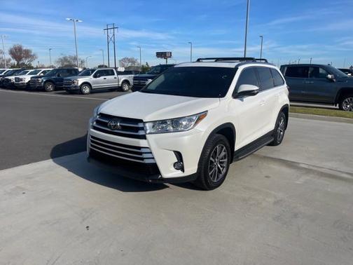 Photo 3 of 16 of 2019 Toyota Highlander XLE