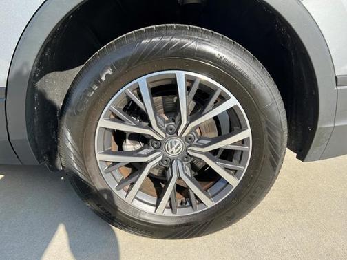 Photo 5 of 11 of 2021 Volkswagen Tiguan 2.0T S