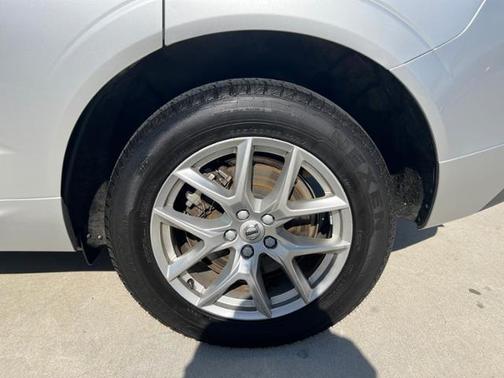 Photo 5 of 12 of 2021 Volvo XC60 T6 Momentum