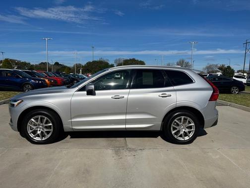 Photo 3 of 12 of 2021 Volvo XC60 T6 Momentum