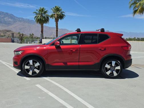 Fusion Red Metallic 2019 Volvo XC40 T4 Momentum