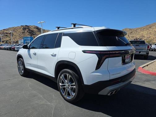 Summit White 2025 Chevrolet Traverse LT