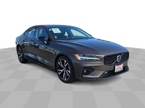 2024 Volvo S60 B5 Core Dark Theme