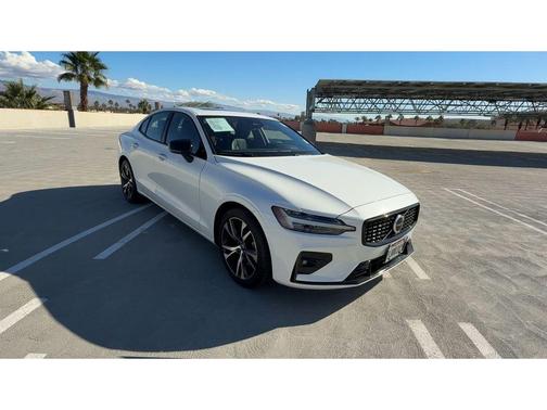 2024 Volvo S60 B5 Core Dark Theme