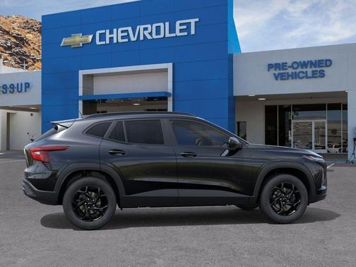 Mosaic Black Metallic 2026 Chevrolet Trax LT
