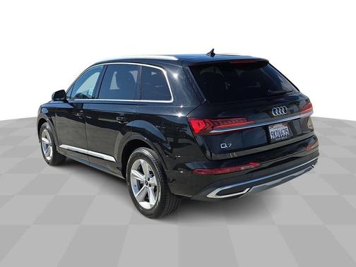 2023 Audi Q7 45 Premium Plus
