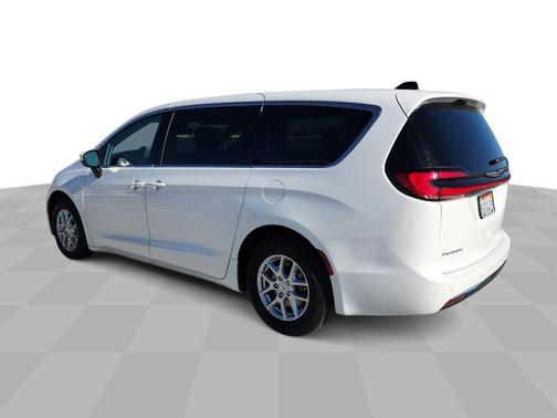 2023 Chrysler Pacifica Touring-L