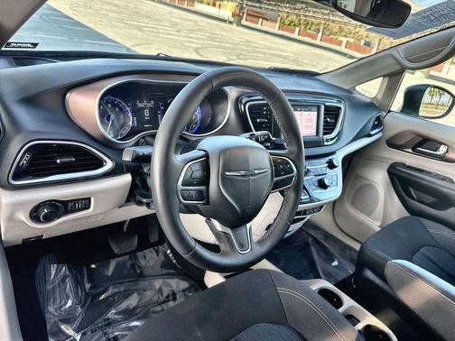 Bright White Clearcoat 2024 Chrysler Voyager LX