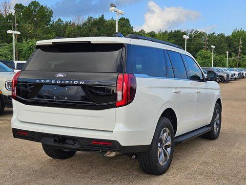 Star White Metallic Tri-Coat 2027 Ford Expedition Active
