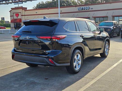 Midnight Black Metallic 2025 Toyota Highlander LE
