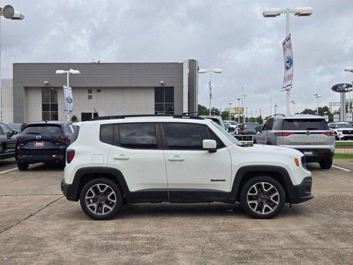 Alpine White 2017 Jeep Renegade Latitude