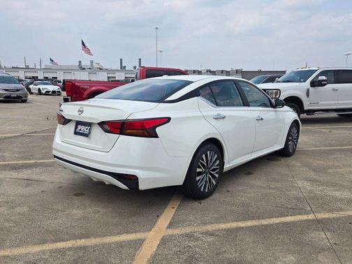 Glacier White 2025 Nissan Altima SV FWD