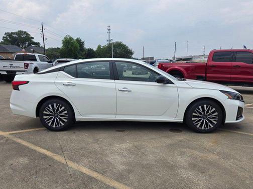 Glacier White 2025 Nissan Altima SV FWD