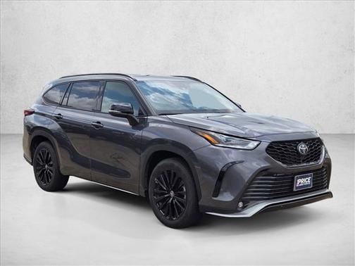 Magnetic Gray Metallic 2025 Toyota Highlander XSE