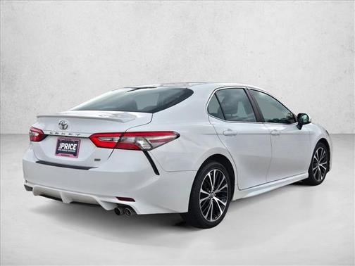 Super White 2018 Toyota Camry SE