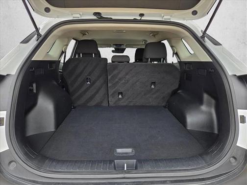 Glacial White Pearl 2025 Kia Sportage LX