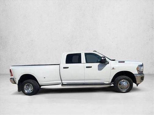 2023 RAM 3500 Tradesman Crew Cab 4x4 8' Box