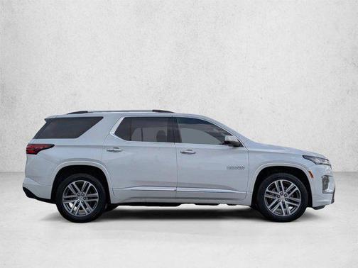 Iridescent Pearl Tricoat 2023 Chevrolet Traverse High Country