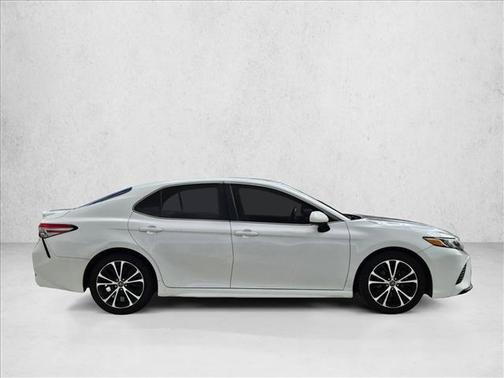 White 2018 Toyota Camry SE