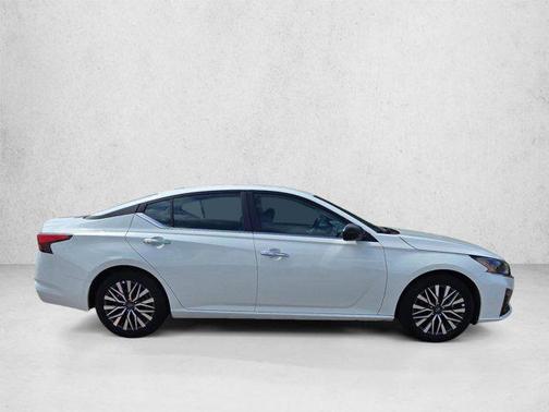 Glacier White 2025 Nissan Altima SV FWD