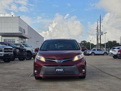 Salsa Red Pearl [Red 2018 Toyota Sienna XLE
