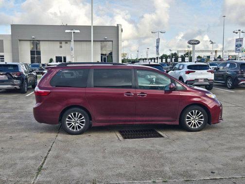 Salsa Red Pearl [Red 2018 Toyota Sienna XLE