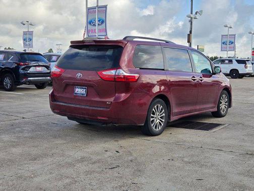 Salsa Red Pearl [Red 2018 Toyota Sienna XLE