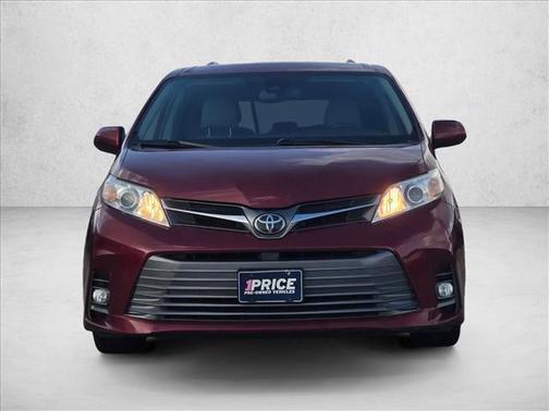 Salsa Red Pearl [Red 2018 Toyota Sienna XLE